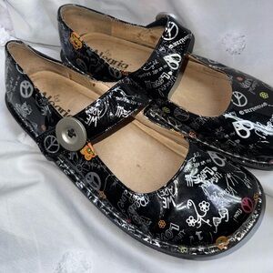 ALEGRIA Peace Love Black Patent Mary Jane Clogs 40
